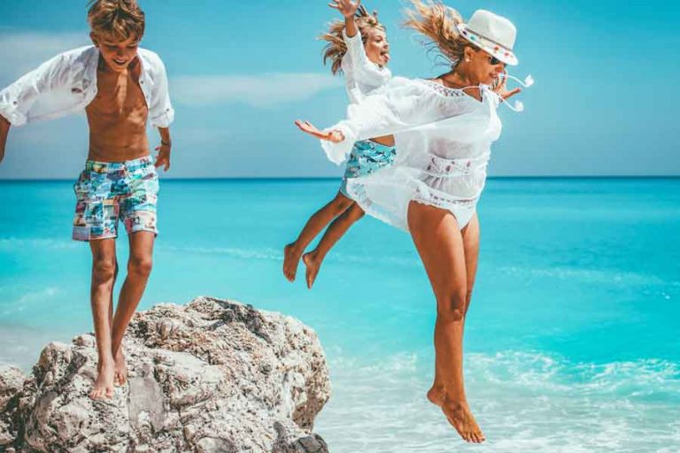 Familie springt nach dem Flug sofort ins Meer