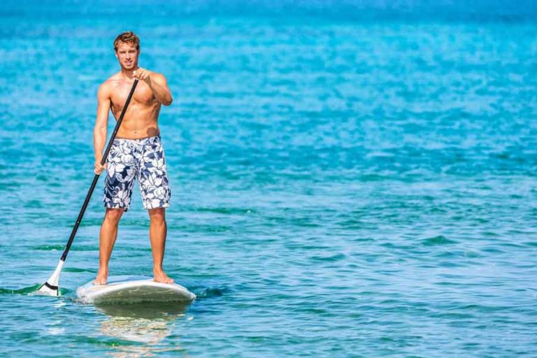 Mann nutzt SUP Paddling im Hotel